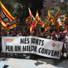 Pla obert de la concentració conjunta de delegats del sector del metall a Tarragona, davant la seu de la patronal APEMTA.