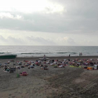 La platja de la Pineda dóna la benvinguda a la lluna plena amb una sessió de ioga