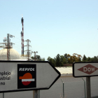 Cartells de Dow i Repsol al Complex Industrial Refino de Tarragona. Imatge del 27 de juny de 2016