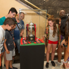 La copa de campeón de liga del CF Reus Deportiu, expuesta en el consistorio