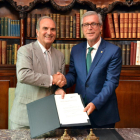 El presidente del Fomento, Joaquim Gay de Montellà, y el alcalde de Tarragona y presidente del Patronato de la Fundación Tarragona 2017, Josep Fèlix Ballesteros, han firmado el acuerdo este 25 de julio del 2016 en la sede de Fomento (Horizontal).