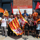 Pla general dels treballadors d'Adif manifestant-se a l'estació de Sant Vicenç de Calders, el 29 de juliol de 2016 (horitzontal)