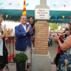 Imatge de la inauguració de la placa que dóna el nom de Pere Anglada a la plaça.