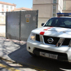Imagen de archivo de un vehículo de los Mossos D'Esquadra abandonando las instalaciones situadas en Reus