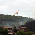 Un hidroavió sobrevola l'incendi de la Pobla de Montornès el 5 d'agost del 2016