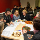 Voluntaris al menjador social de Càritas abans del recompte, el passat desembre.