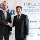 El director general de Costa Cruceros a Espanya i Portugal, Raffaele D'Ambrosio, i el president del Port de Tarragona, Josep Andreu, en una encaixada de mans durant la roda de premsa d'aquest dimecres.