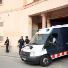 Agents dels Mossos d'Esquadra custodien el furgó policial que trasllada alguns dels detinguts, en l'operació antidroga de Deltebre, que entra dins de l'edifici dels Jutjats de Tortosa. Imatge del 5 d'octubre de 2016 (horitzontal)