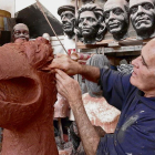 El escultor Ramon Aumedes, en su taller de Granollers elaborando la Farnaqueta.