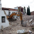 Imatge general de les obres d'enderroc de l'antiga caserna de la Guàrdia Civil de Montblanc, que han començat des del pati interior de l'immoble.