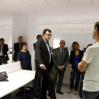 Plano abierto del secretario de Hacienda, Lluís Salvadó, conversando con trabajadores de la nueva oficina de la Agencia Tributaria de Cataluña (ATC) en Reus, el 1 de septiembre del 2017