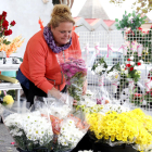 Varias personas venden flores durante Todos los Santos.