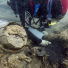 Detalle de un submarinista del CASC limpiando la arena de los restos del Deltebre I