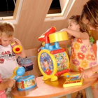 Imagen de archivo de un grupo de niños jugando con sus juguetes.