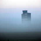 La terminal del aeropuerto de Lérida-Alguaire rodeada por la niebla, el 21 de diciembre del 2016.