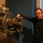 El director del Museu de les Terres de l'Ebre, Àlex Fornós, al costat d'un antic projector cinematogràfic.
