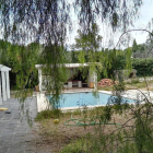 El xalet té un ampli jardí amb piscina i presenta un lamentable estat de deteriorament.