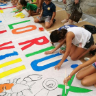La pancarta que van pintar els nens es penjarà en un dels carrers del poble.