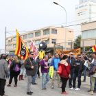 Los trabajadores de BIC Graphic delante de su planta en Tarragona manifestándose contra el despido de 136 personas.