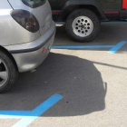 Vehículos estacionados en una zona azul de la localidad.