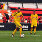 El capità roig-i-negre Colorado condueix la pilota sota la mirada d'Olmo, contra el València Mestalla.