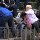 Imagen capturada del vídeo de la agresión que sufren dos activistas de AnimaNaturalis durante un acto taurino en Mas de Barberans. Imagen del 29 de abril de 2016