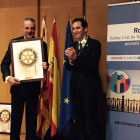 Josep Fortuny entregando a Ignacio Moral el Premio Imperial Tarraco.
