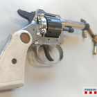 Imagen del revólver localizado en el trastero.
