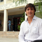 El director de la Cátedra del Dolor Infantil de la URV, Jordi Miró, sentado delante de la Facultad de Psicología de Tarragona.