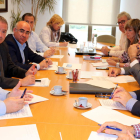 Plano general de la reunión del secretario de Hacienda, Lluís Salvadó, con los delegados del Gobierno del Ebro y Tarragona y los consejos comarcales del Baix Camp y la Ribera de Ebro.