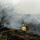 Imatge d'un bomber duent a terme les tasques d'extinció en l'incendi de Vilabella.