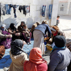 Imagen de personas desplazadas a un centro de refugiados de Jibreen, en Alepo.