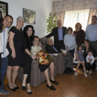 Rosario Ruiz y José Luis Vega con su familia durante la visita del alcalde y la concejala.