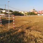 El campo de fútbol, igual que la pista de petanca, está lleno de hierbas que no dejan jugar a los niños.