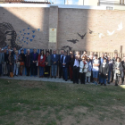 Imatge grupal davant del mural dissenyat pels alumnes de Batxillerat Artístic de l'Institut Torredembarra situat al parc Cal Llovet de Torredembarra.