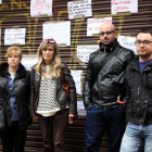 Adela, Pilar, Jorge i David, els quatre professors acomiadats, davant la reixa de l'establiment.