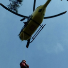 Un helicòpter rescata a una dona als avencs de La Febró