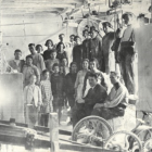 Imatge d'un taller d'alabastre i els seus treballadors.