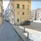 La calle de Sant Domènec es paralela a la plaza de la Fuente.