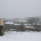 Imatge general de teulades nevades a Prades, al Baix Camp, el 27 de febrer de 2016.