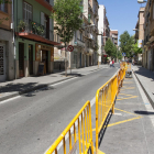 El carrer Ample tallat prohibint l'aparcament abans de les obres.