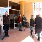 Un grup de regidors de Deltebre (Baix Ebre) i de membres dels grups municipals, concentrats a l'entrada de l'Ajuntament, que han obert al públic, el 6 de desembre del 2016