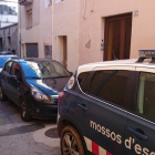 El despliegue policial en la calle Priorat de Valls este martes.