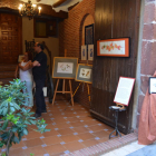 Els veïns del poble obren els portals de les seves cases per acollir les exposicions artístiques.
