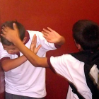 El acoso escolar también puede producirse con agresiones físicas.