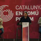 Els caps de llista dels comuns el 21-D, Elisenda Alamany i Xavier Domènech, aplaudeixen el dirigent de Podemos, Pablo Iglesias