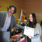 Maria Martínez rep el premi de mans d'Albert Sanantón, director de Recursos Humans de PortAventura.