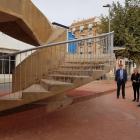 Plan abierto de la visita del alcalde de Tortosa Ferran Bel y los concejales Meritxell Roigé y Josep Felip Monclús a las escaleras de acceso al puente del Estado en el barrio de Ferreries.