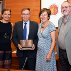Los profesores Laura Román, Antoni Carreras, Catalina Jordi y Antoni Pigrau, con el premio.