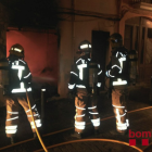 Sis dotacions de Bombers van treballar per apagar l'incendi produït al número 4 del carrer de Gornals.